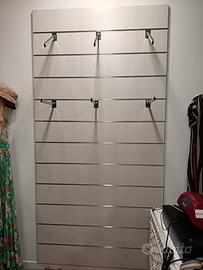 parete attrezzata con brochure per negozio intimo 