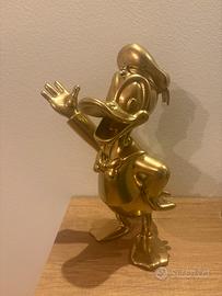 Statuetta di Paperino che saluta