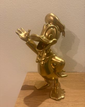 Statuetta di Paperino che saluta