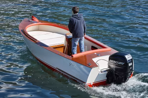 Lancia artigianale in legno sul lago di Como