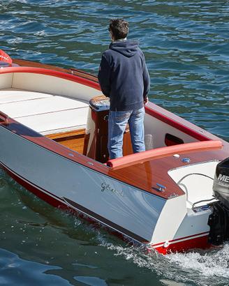 Lancia artigianale in legno sul lago di Como