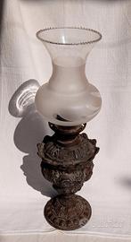 Antica lampada a olio in bronzo e vetro satinato 