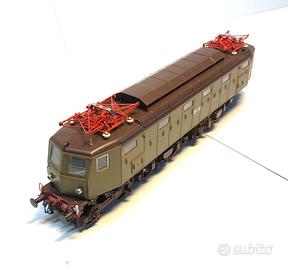 locomotiva HR e 428. semi aerodinamica