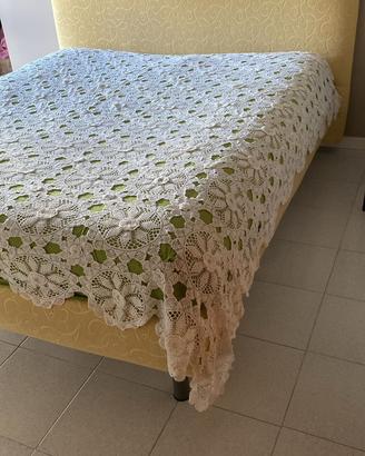 Copriletto di filo bianco