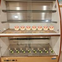 Vetrina esposizione dolci