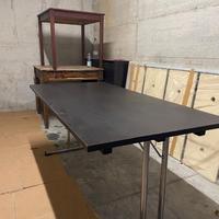 Tavolo pieghevole nero e struttura in acciaio