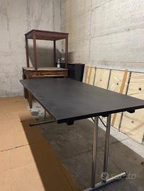 Tavolo pieghevole nero e struttura in acciaio