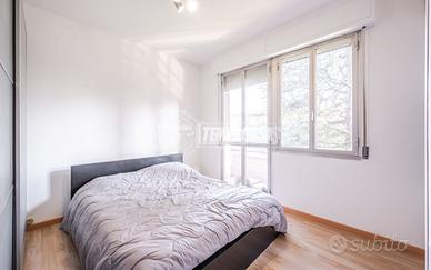 Trilocale al primo piano con balcone e posto auto