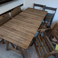 Tavolo in legno con 4 sedie 