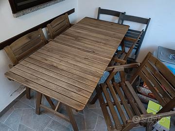 Tavolo in legno con 4 sedie 