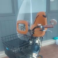 Seggiolino e parabrezza 