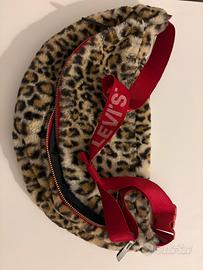 Borsa Levi’s e girocollo