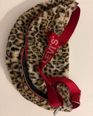 Borsa Levi’s e girocollo