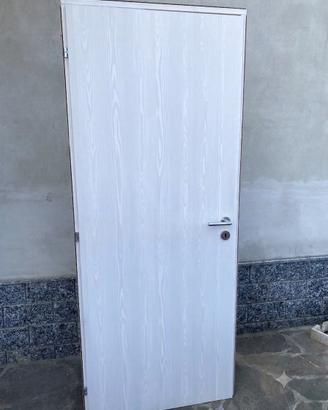 3 porte da interno bianche (2 sinistra + 1 destra)