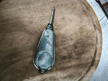 vecchio oliatore bici bianchi 