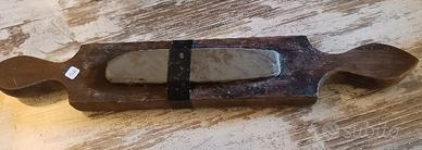 Pietra levigatrice su supporto in legno