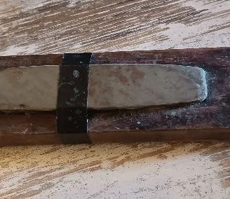 Pietra levigatrice su supporto in legno