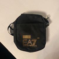 Borsello Armani con scritte dorate.