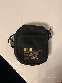 Borsello Armani con scritte dorate.