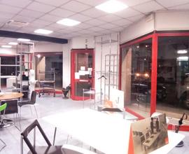 Ampio locale commerciale con numerose vetrine