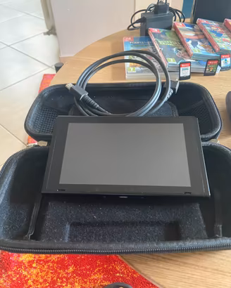 Nintendo Switch + 6 giochi + 3 Joy-Con + accessori