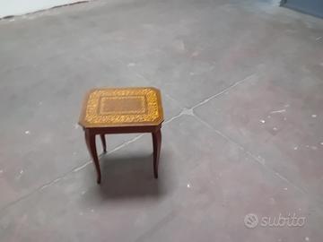 Tavolinetto antico con carillon