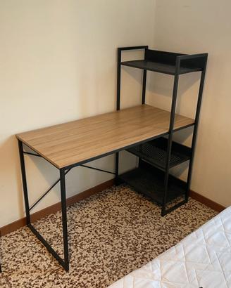 Scrivania con scaffalatura