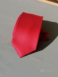 Cravatta rossa lunga in seta