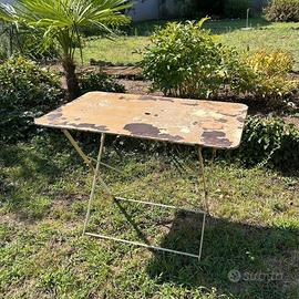 Tavolo in ferro da giardino pieghevole ; Primi 900