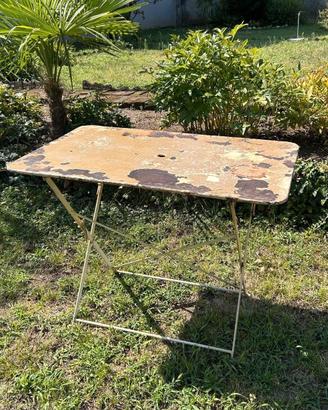 Tavolo in ferro da giardino pieghevole ; Primi 900