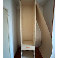 Armadio a due ante in legno chiaro