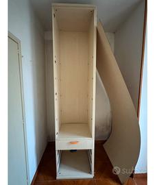 Armadio a due ante in legno chiaro