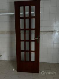 Porte di legno  con vetri e disegni