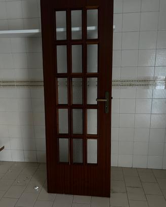 Porte di legno  con vetri e disegni