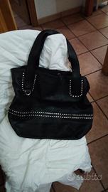 borsa coccinelle in pelle nera con borchie Abbigliamento e