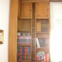 libreria a tutta altezza fatta a mano in noce