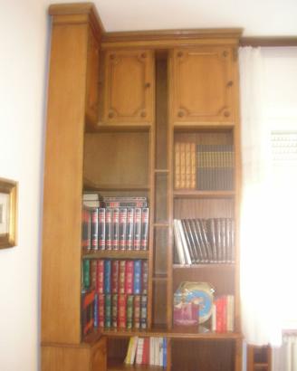 libreria a tutta altezza fatta a mano in noce