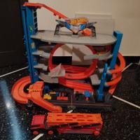 Piste Hot Wheels e camion porta macchine