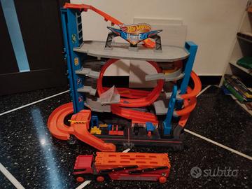 Piste Hot Wheels e camion porta macchine
