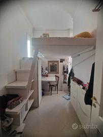 Soppalco in legno massello con scala, armadio e co