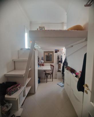 Soppalco in legno massello con scala, armadio e co