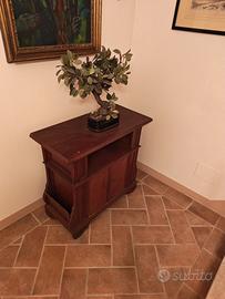 Comodino a due ante in legno 