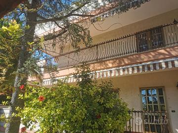 Prestigiosa Villa con Parco Privato e Ascensore in