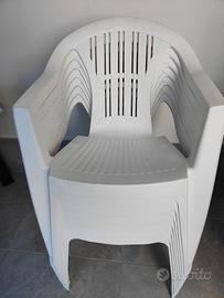 7 sedie plastica nuove mai usate.