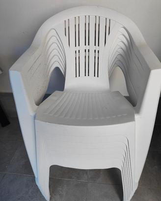 7 sedie plastica nuove mai usate.