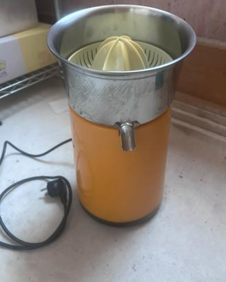 Spremiagrumi elettrico funzionante