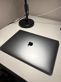 MacBook Air M1 (2020), in buone condizioni.