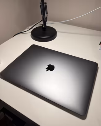 MacBook Air M1 (2020), in buone condizioni.