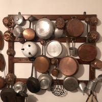 Oggetti epoca caffettiere macine bottiglie pentole