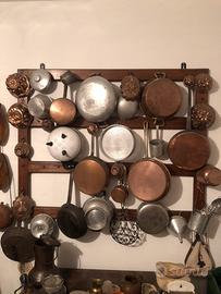 Oggetti epoca caffettiere macine bottiglie pentole